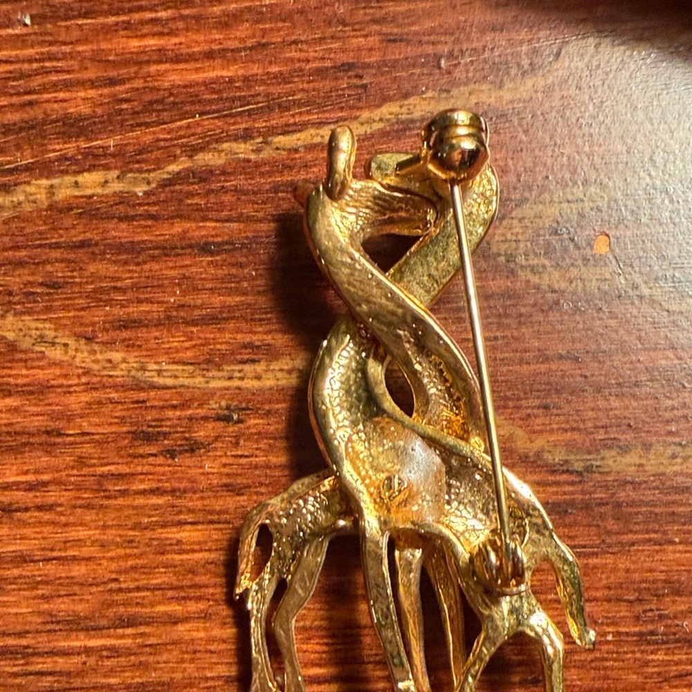 Red and Gold Giraffe Brooch - Picture 2 of 4